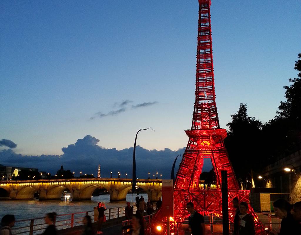 Tour eiffel Fermob Paris anniversaire quai de Seine chaise bistro. www.clemaroundthecorner.com.