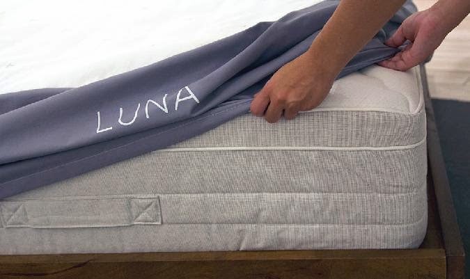 Drap housse, lit intelligent Luna smart bed cover. clemaroundthecorner.com
