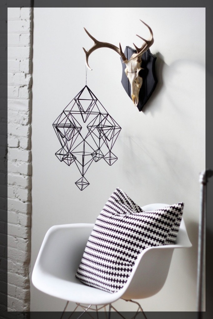 Eames chaise en plastique. www.clemaroundthecorner.com.