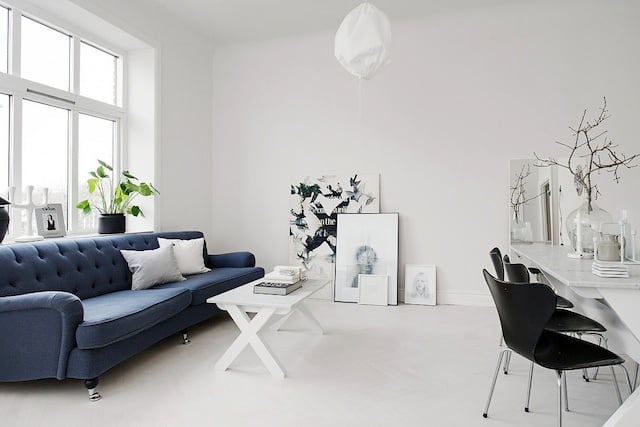 Un intérieur blanc et indigo parquet chevron peint blanc