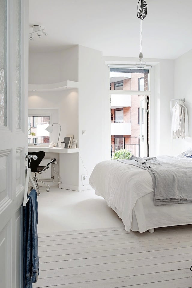 Un intérieur blanc chambre parquet blanchi bureau alcove