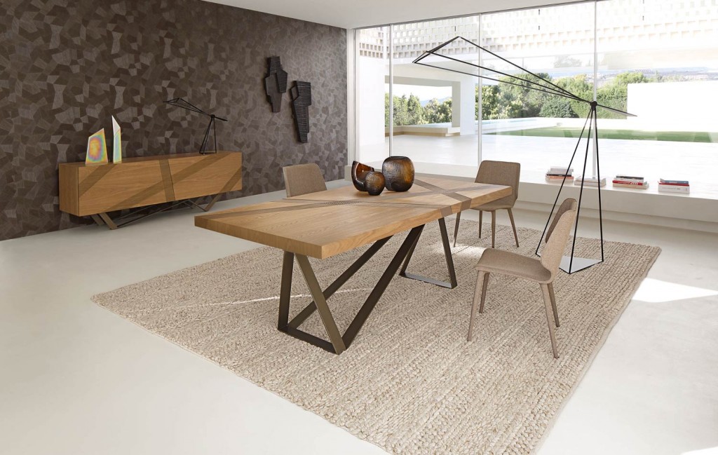 collection printemps été 205 roche bobois. Table salle à manger en bois Track design Luigi Gorgoni. www.clemaroundthecorner.com.