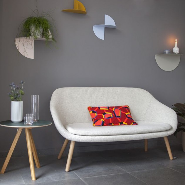 The pivot shelf, designed by Lex Pott for Hay étagère. www.clemaroundthecorner.com. L'étagère Pivot, est en acier peint à la poudre époxy. Tout sobrement inspirée d'un cercle de métal plié, elle est à la fois simple et fonctionnelle.