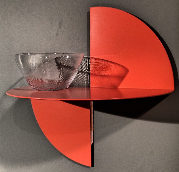 The pivot shelf, designed by Lex Pott for Hay étagère. www.clemaroundthecorner.com. L'étagère Pivot, est en acier peint à la poudre époxy. Tout sobrement inspirée d'un cercle de métal plié, elle est à la fois simple et fonctionnelle.