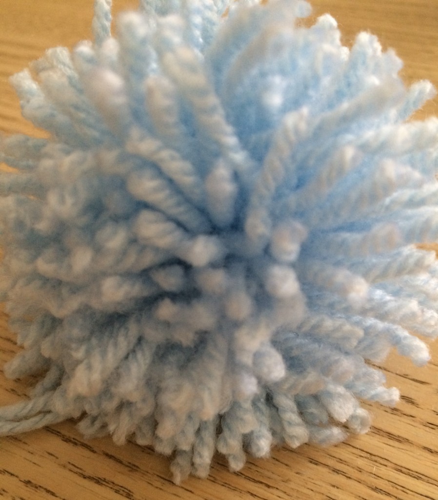 Pompons en laine pour tapis DIY.