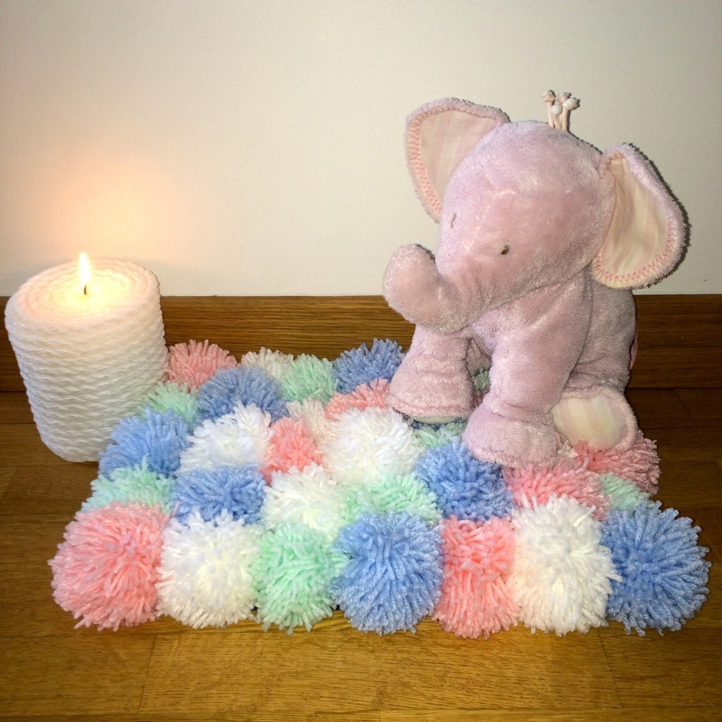 Tapis en pompons de laine chambre d'enfant, de bébé pastel. www.clemaroundthecorner.com