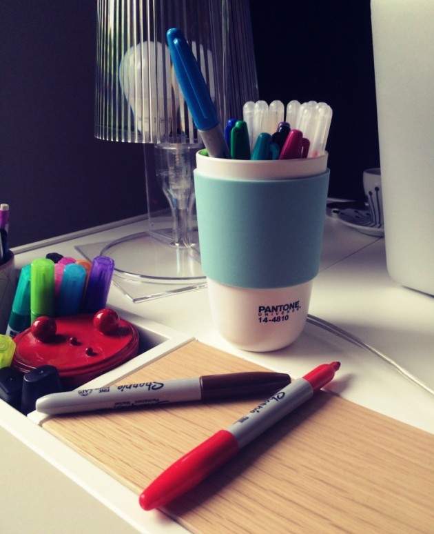 Coin bureau Room copenhagen porte crayon Pantone 14-4810