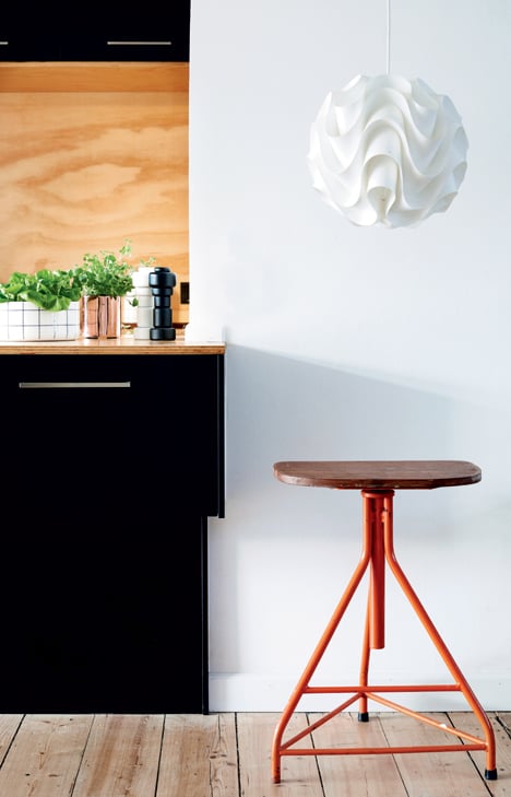 Ulrik Foss design minimaliste cuisine ouverte américaine tabouret bar industriel rouge