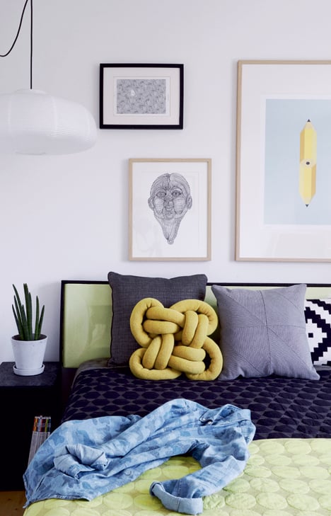 Ulrik Foss chambre mur de cadres tte de lit coussin noeud scandinave jaune moutarde