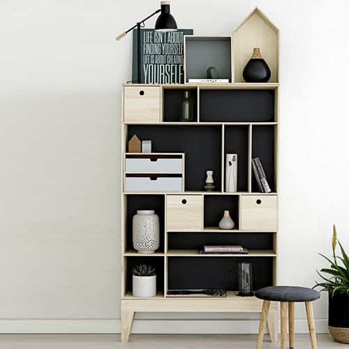 Bibliothèque Paulownia by Bloomingville - 345€. Ici accessoirisée d'étagères murales et casiers.