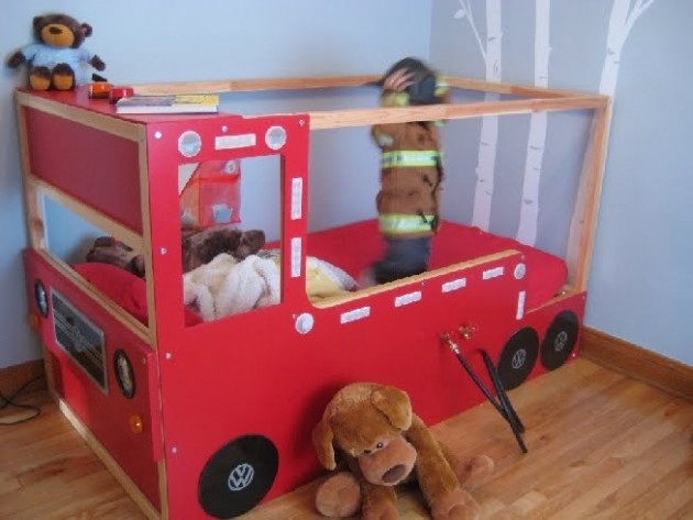 Transformation du lit en forme de camion de pompiers fait maison à fabrique soi même