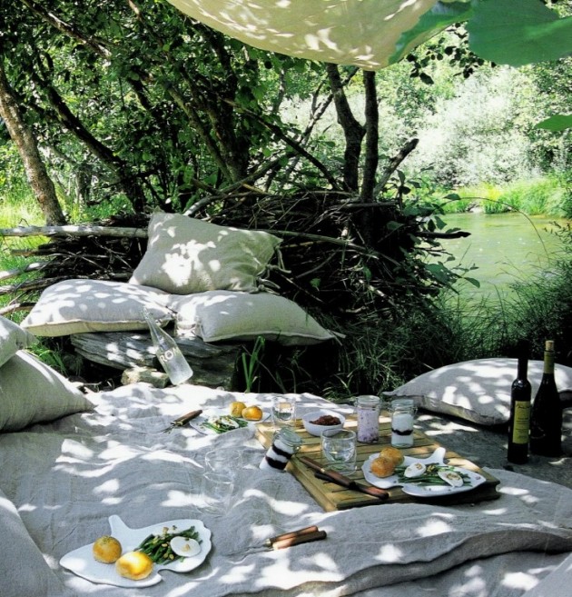apéro bohème coin détente sous arbre coussin plaid repas été