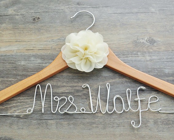 Etsy déco mariage cintre personnalisé nom nominatif