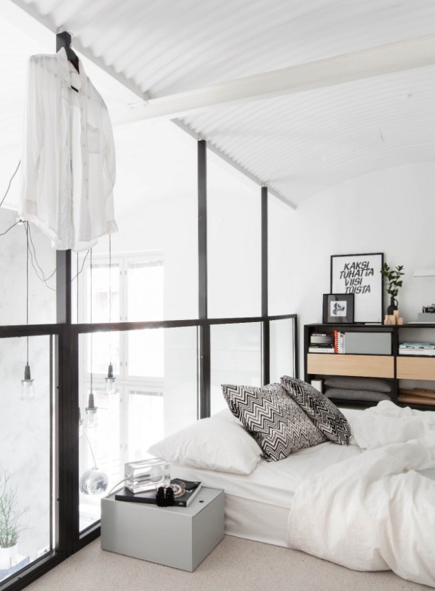 Intérieur finlandais chambre lumineuse blanche et miroir.