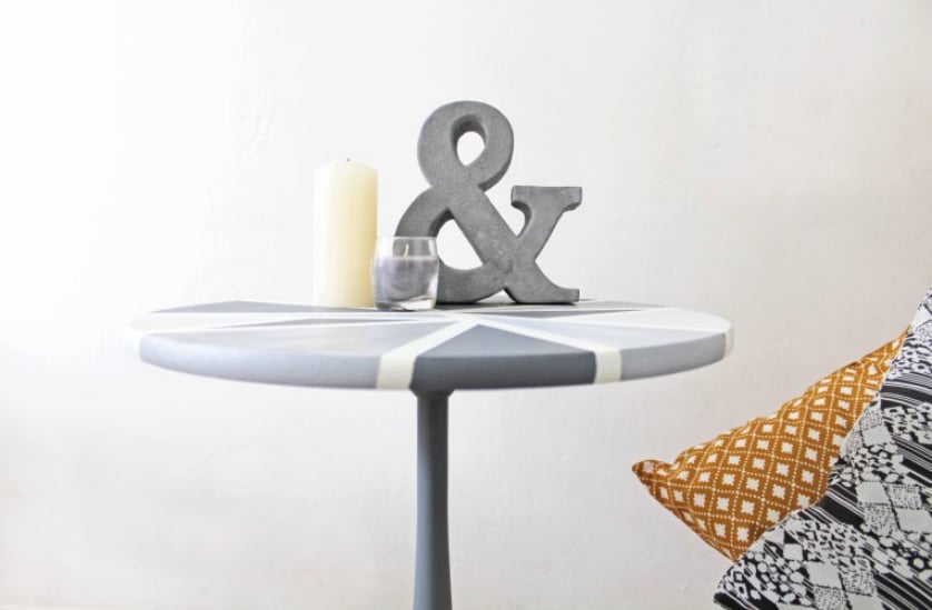 Table à motifs géométriques DIY.