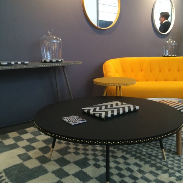 grande table basse ronde noire en cuir clou de tapissier laiton doré pied fin