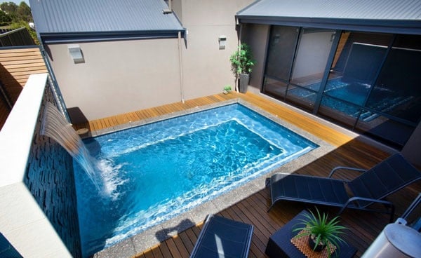 Piscine a débordement patio en teck.