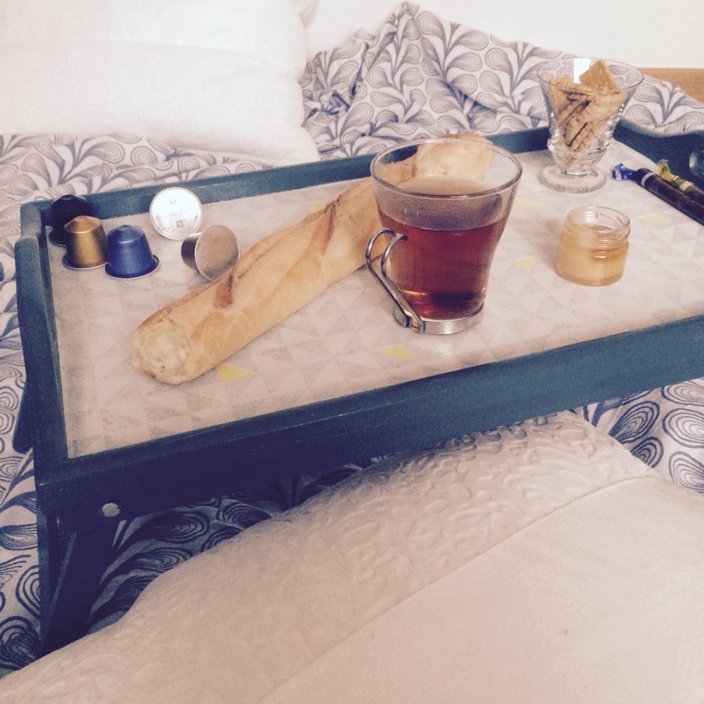 Relooker un plateau de petit déjeuner DIY avec des chutes de papier peint