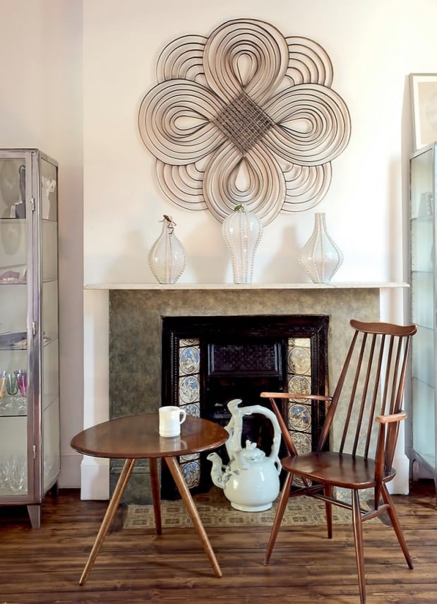 coin cheminee avec table et chaise en bois.