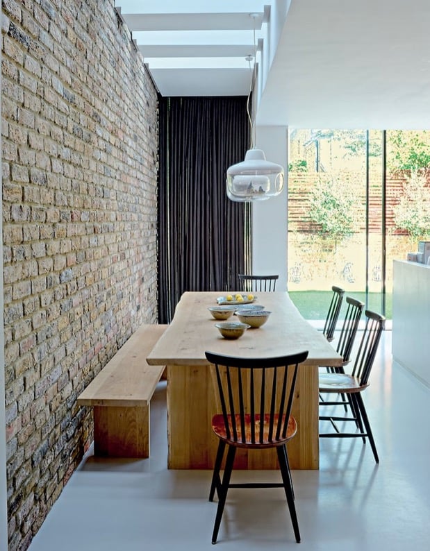 grande table de repas en bois entouree de chaise tapiovaara