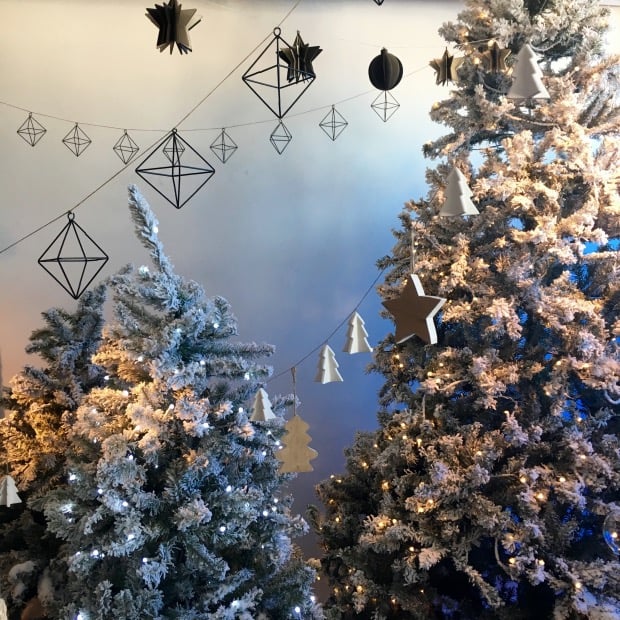 beau faux sapin de Noël enneige artificiel.