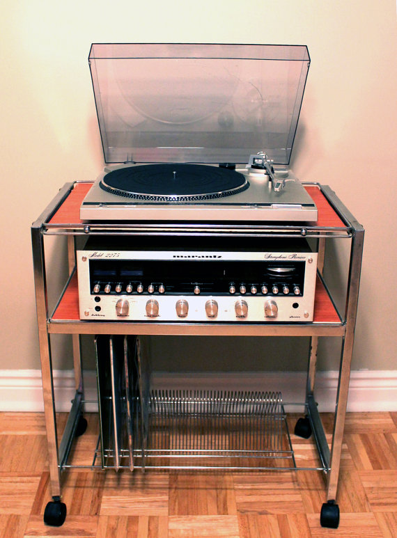 Table en aluminium sur roulettes.