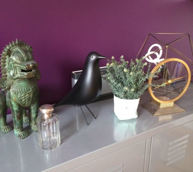 mur violet aubergine déco oiseau eames