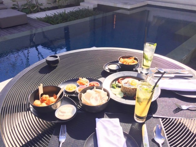 dejeuner indonesien au bord de la piscine