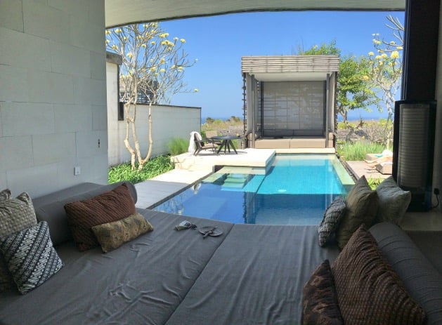 chambre ouverte sur l'exterieur piscine