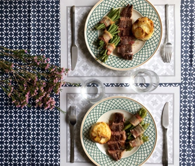 table fêtes champêtre élégante avec set de table jetable motif géométrique scandinave idée déco - blog design clem around the corner