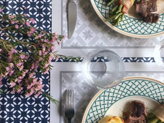 set de table en papier imitation motif carreaux de ciment blanc et gris - blog déco - clem around the corner