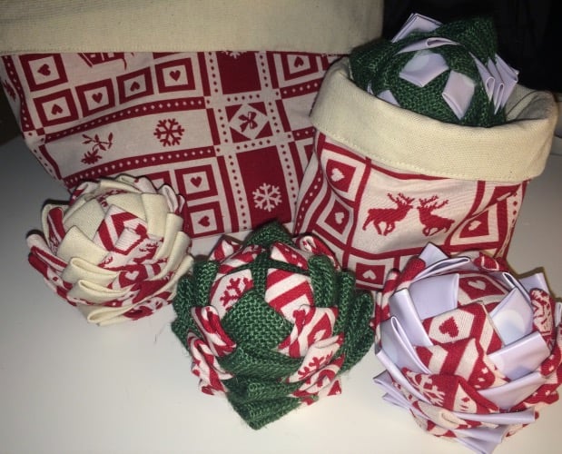 deco fait maison boule de noël en tissu.