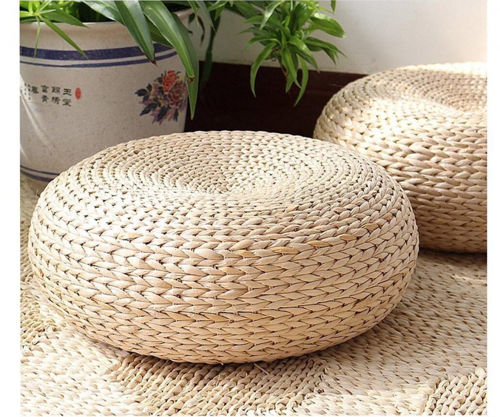 pouf en tricot de rotin tressé