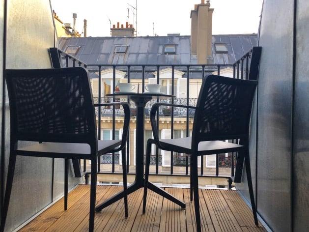 cafe terrasse rooftop vue sur immeuble haussmannien