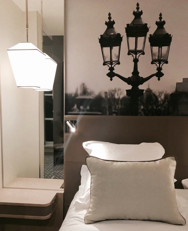 chambre hotel la lanterne photo noir et blanc paris