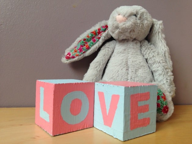 DIY cubes en bois peints pour bebe