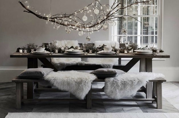 table de fête noël fourrure et décoration noir et blanche chic