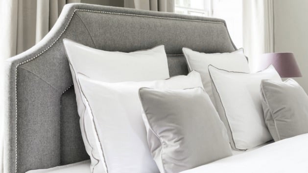 chambre tête de lit chic clou grise et blanche