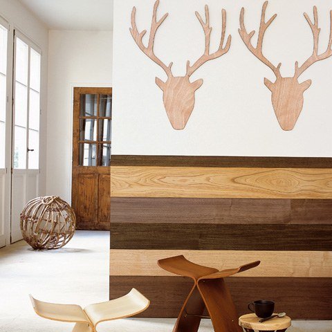 planche de bois sur une partie du mur