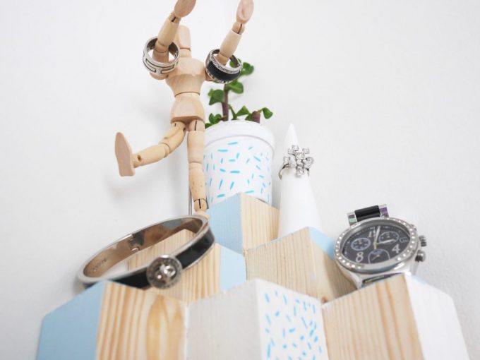 diy arbre a bijoux en bois rangement salle de bain