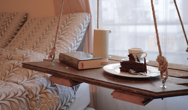 idée déco palette DIY chevet suspendu