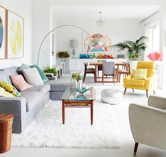 salon multicolore tapis blanc poils longs