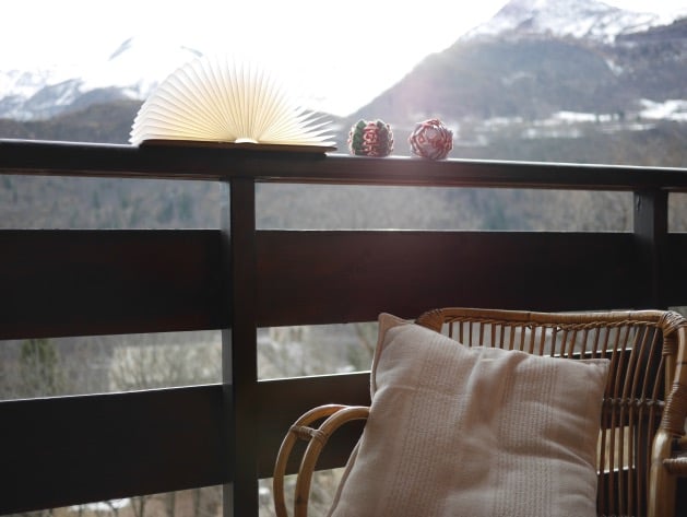 balcon montagne chalet fauteuil rotin
