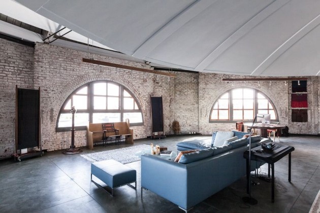 Salon rond fenêtre demi lune cercle mur de briques