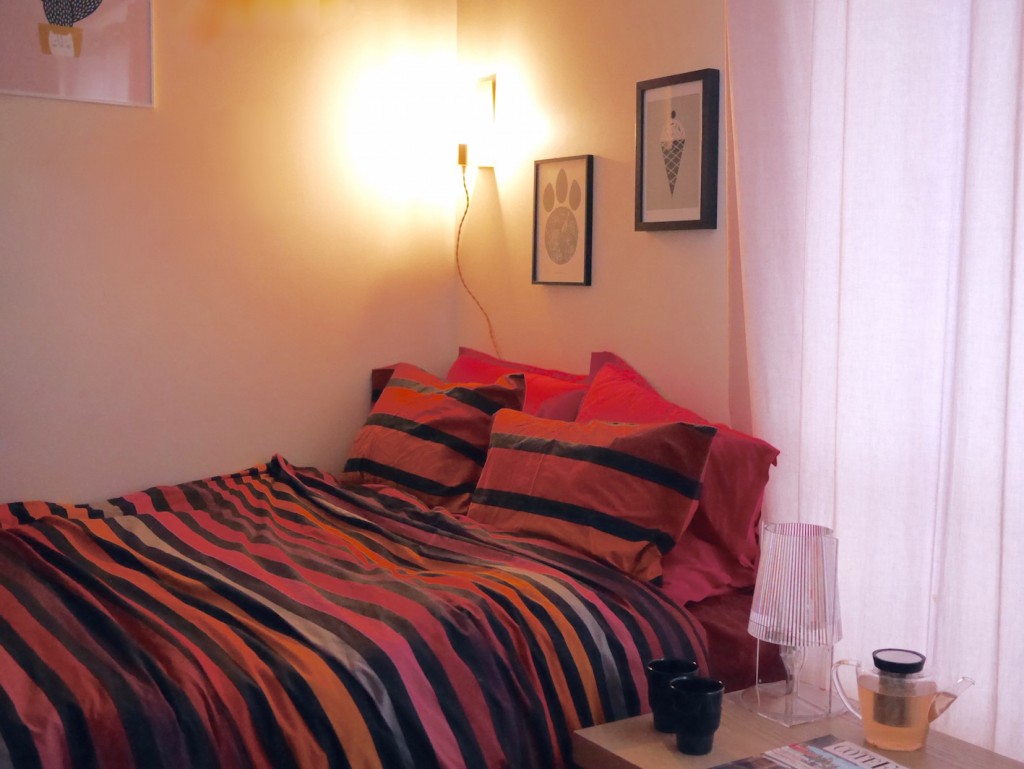 vrai lit dans un appartement une pièce