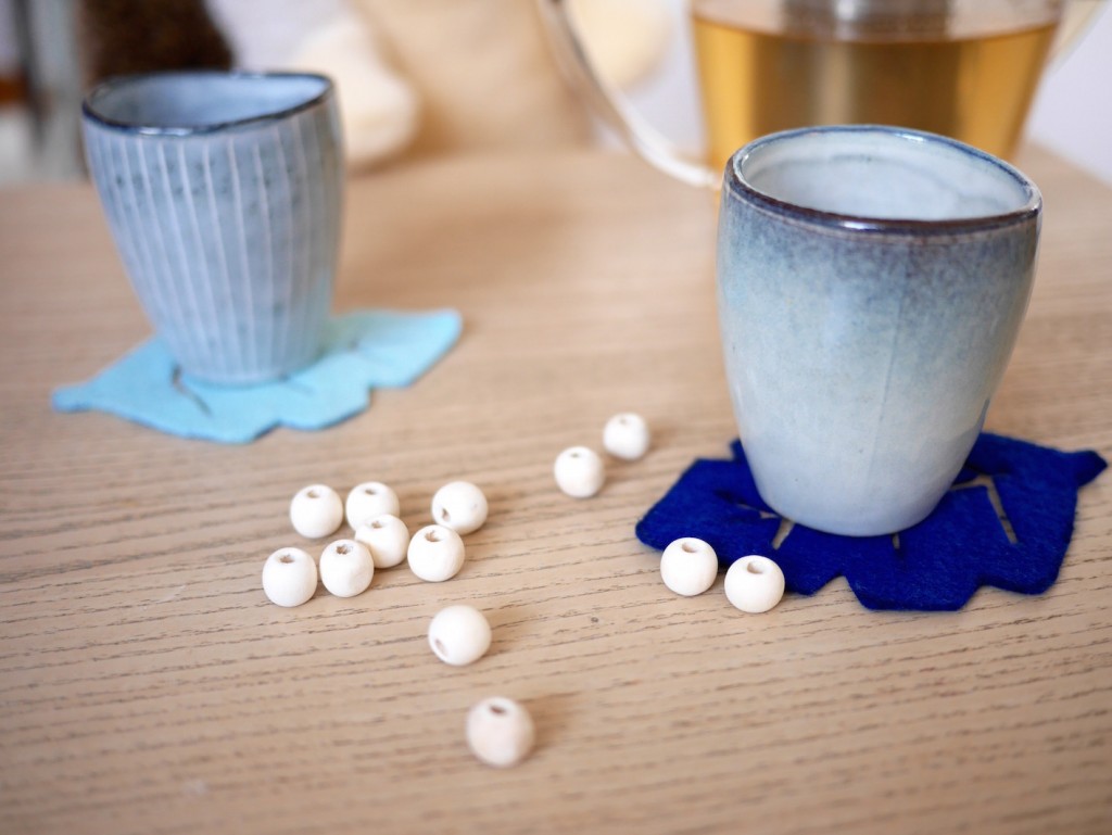 sous verre en forme de feuille