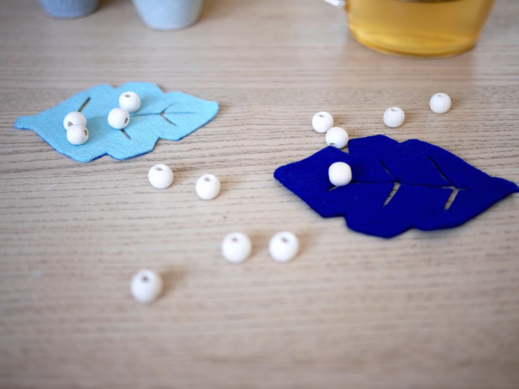 sous verre en forme de feuille