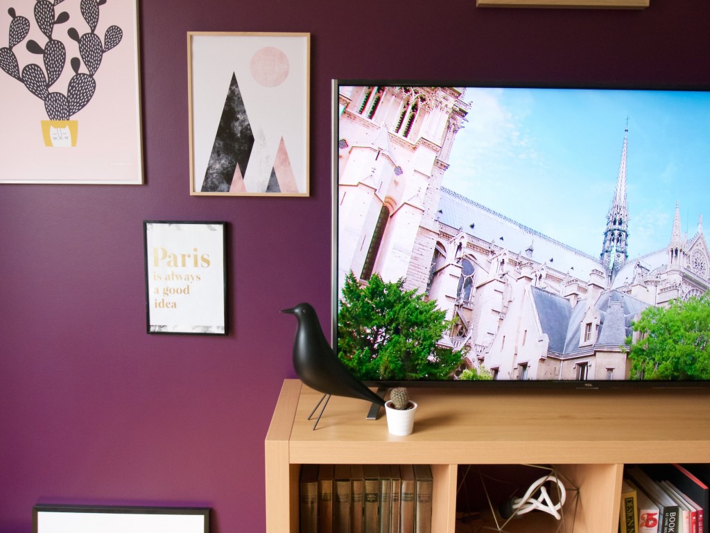 mur de cadres cacher television