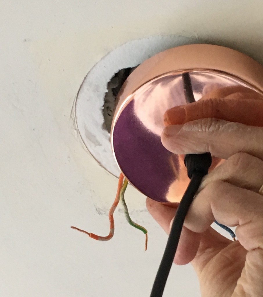 trou plafond trop large solution