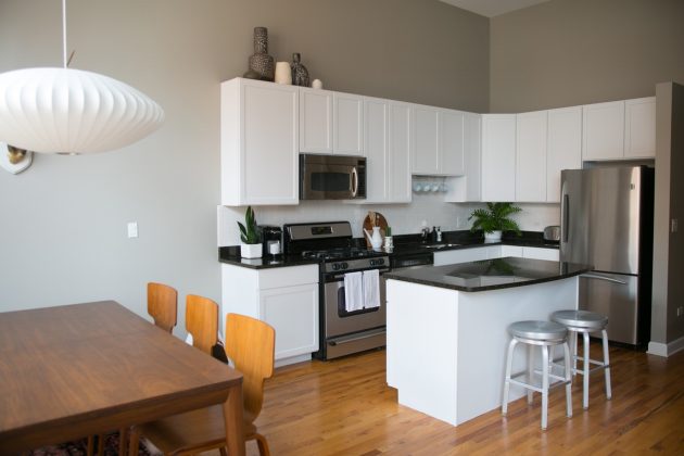 cuisine et salon gris et blanc visite décoration